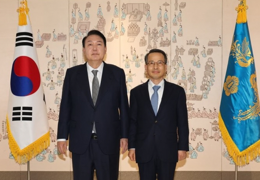 국가정보원은 7일 박지원 전 원장 고발이 군 정보 유통망인 군사정보통합처리체계(MIMS)와는 무관하다며 일각에서 제기된 국가기밀 유출 비판을 반박했다. 윤석열 대통령이 지난 5월 김규현 국정원장에게 임명장을 수여한 뒤 기념촬영을 하고 있다. 자료사진. [연합]