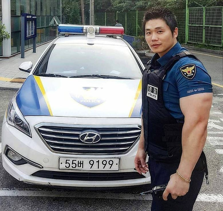 학대 피해 아동을 위해 ‘몸짱 경찰 달력’을 4년간 제작해 기부해왔던 박성용(42) 경위 [인스타그램]
