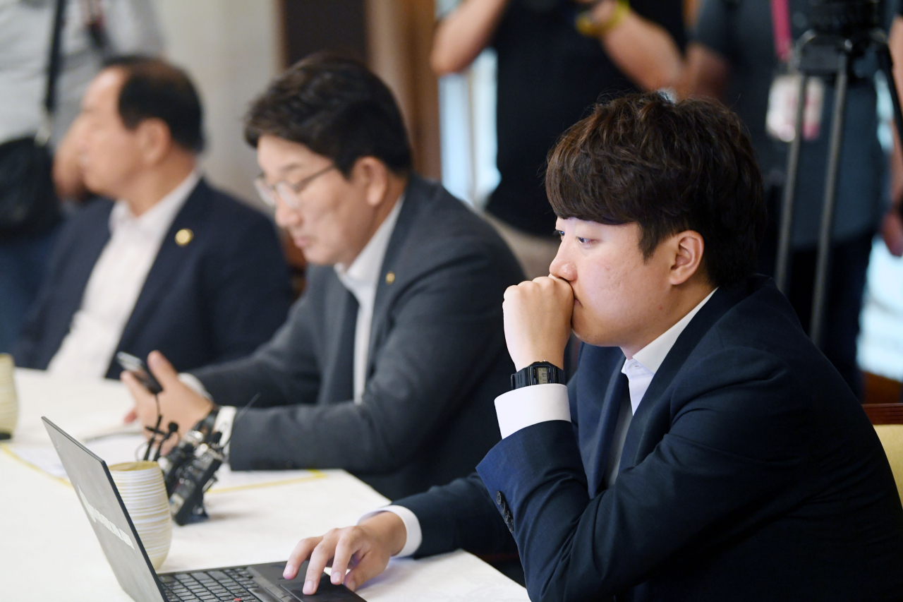 국민의힘 이준석 대표가 6일 서울 종로구 삼청동 총리공관에서 열린 윤석열 정부 첫 고위당정협의회에서 생각에 잠겨 있다. [연합]