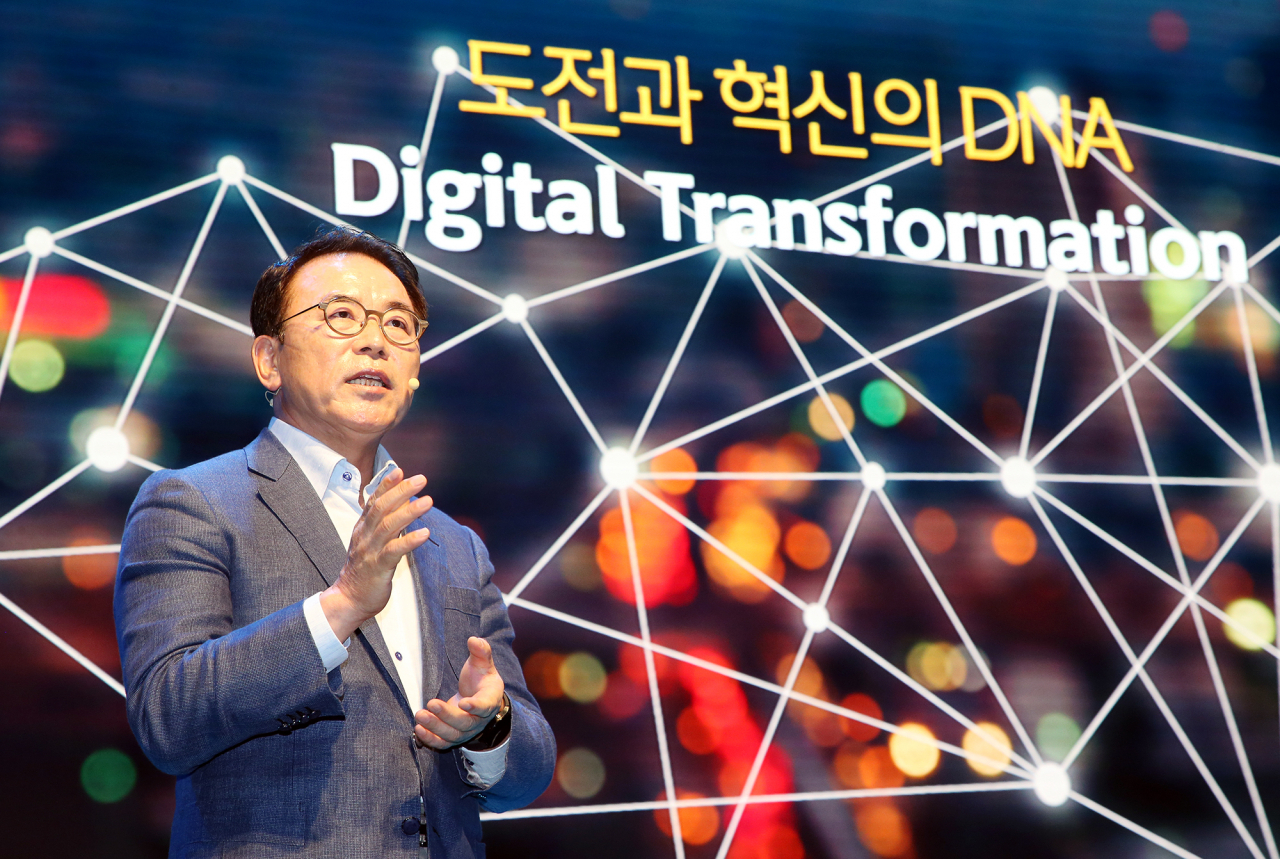 신한금융그룹(회장 조용병)은 7일 오전 서울 중구에 위치한 신한금융 본사에서 조용병 회장을 비롯한 그룹사 CEO 및 임원, 본부장이 참여한 가운데 ‘제2회 신한문화포럼’을 개최했다. 이날 행사에 참석한 신한금융그룹 조용병 회장이 신한문화의 발전 방향에 대해 발표하고 있다.