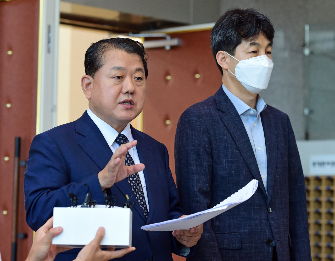 김병주(왼쪽) 더불어민주당 서해 공무원 사망사건 TF 단장이 7일 서울 용산구 국방부에서 TF 4차 회의를 마친 뒤 윤건영 의원과 브리핑하고 있다. [연합]