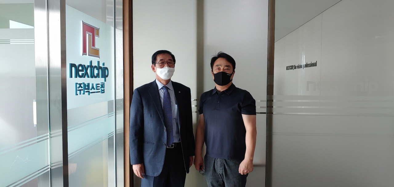 왼쪽 진흥원 류해필 원장, 오른쪽 (주)넥스트칩 김경수 대표