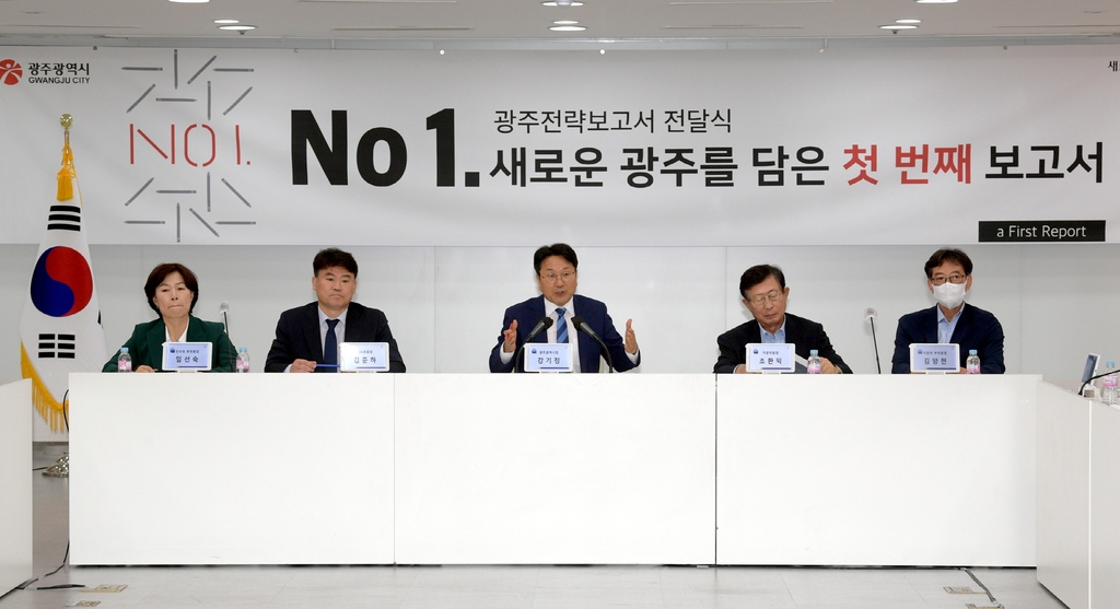 강기정 광주시장은 7일 복합쇼핑몰 사업자 선정은 공모 방식이 아닌 자연스러운 과정이 되지 않을까 생각한다고 입장을 밝혔다.