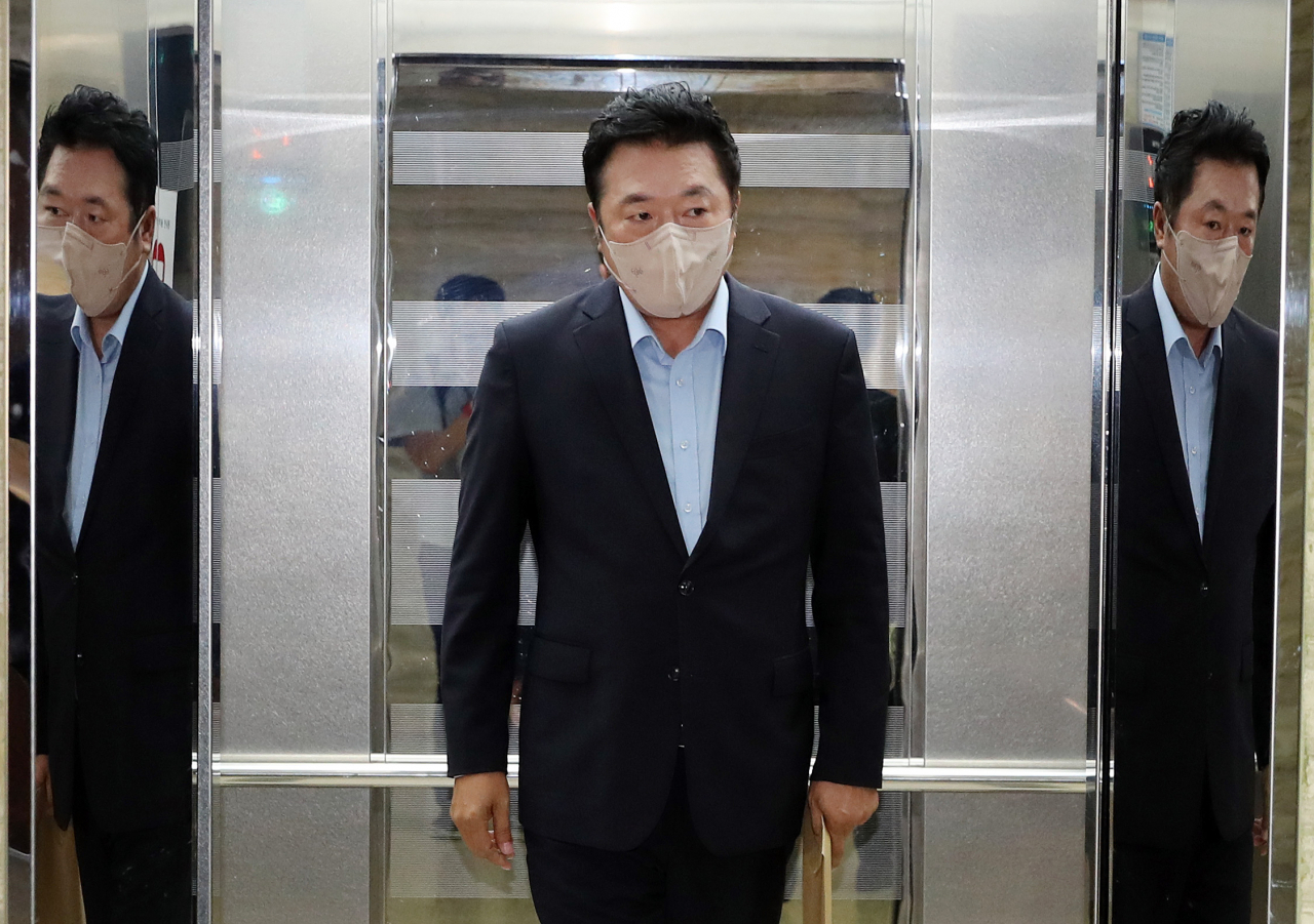 김철근 국민의힘 당 대표 정무실장이 7일 저녁 이준석 대표의 '성 상납 증거 인멸 교사' 의혹에 대한 당 중앙윤리위원회의 심의·의결이 열리는 국회 대회의실로 향하고 있다. [연합]