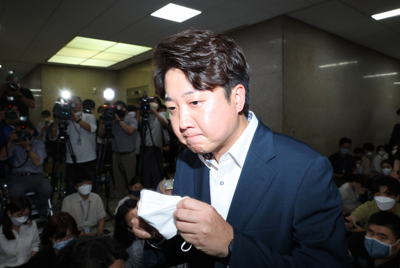 이준석 국민의힘 대표가 7일 저녁 국회 당 대회의실에서 열린 중앙윤리위원회의에 출석하고 있다. [연합]