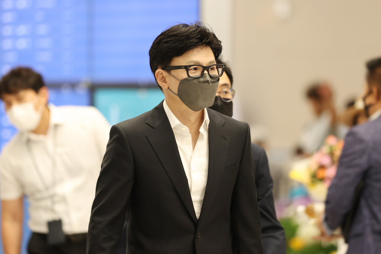 한동훈 법무부 장관이 7일 오후 인천국제공항 제2터미널에서 지난달 29일 시작한 방미 일정을 마치고 귀국, 엘리베이터로 이동하고 있다. 연합뉴스