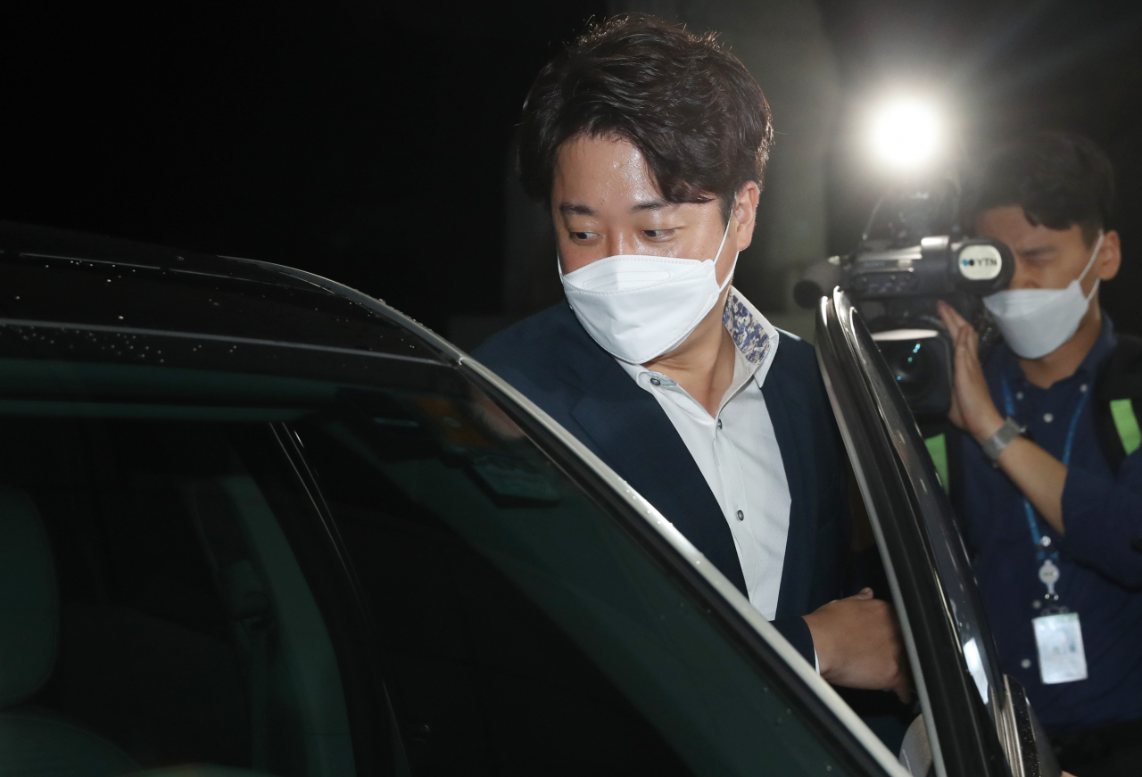 이준석 국민의힘 대표가 8일 국회 당 대회의실에서 열린 중앙윤리위원회의에 출석, '성 상납 증거인멸 교사' 의혹에 대해 소명한 뒤 나서고 있다. [연합]