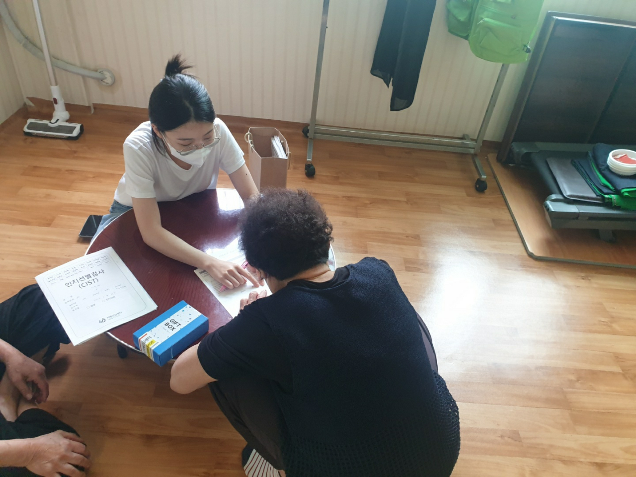 서울 중구 청송경로당에서 찾아가는 치매 선별검사 실시를 진행하고 있다. [서울 중구 제공]