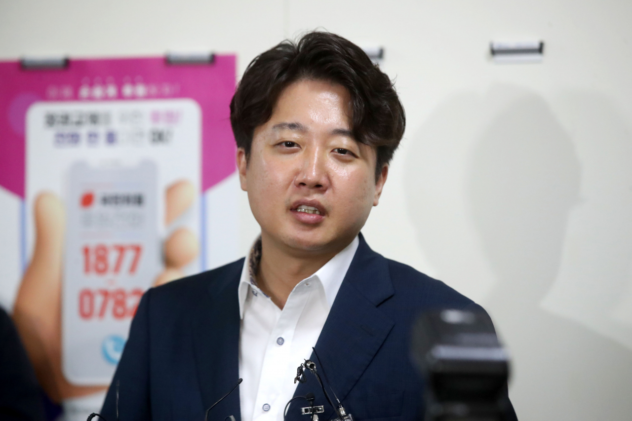 국민의힘 이준석 대표가 8일 국회 당 대회의실에서 열린 중앙윤리위원회의에 출석, '성 상납 증거인멸 교사' 의혹에 대해 소명한 뒤 나서며 입장을 밝히고 있다. [연합]