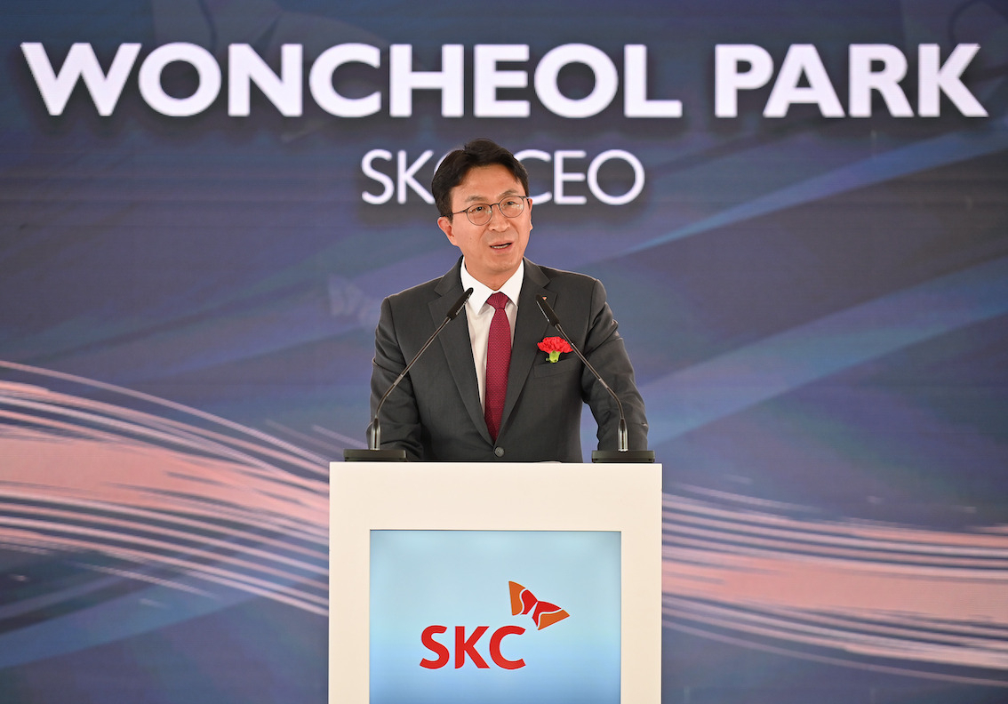 박원철 SKC 사장이 7일(현지시간) 폴란드 스탈로바볼라시 E-모빌리티 산업단지에서 열린 SK넥실리스 동박 공장 착공식에서 축사를 하고 있다.[SKC 제공]
