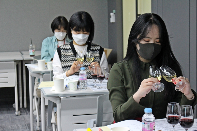 와인 소믈리에 교육을 받고 있는 롯데칠성음료의 임직원들. [롯데칠성음료 제공]