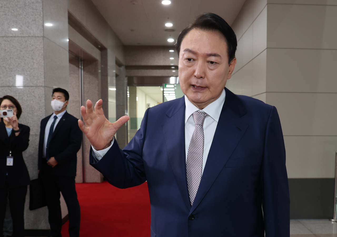 윤석열 대통령이 8일 오전 서울 용산 대통령실 청사로 출근하며 취재진의 질문에 답하고 있다. [연합]