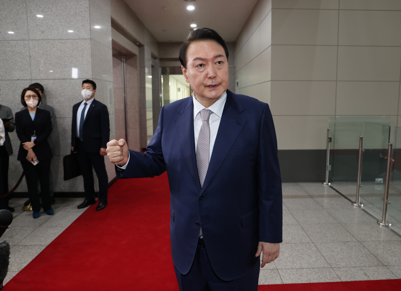 윤석열 대통령이 8일 오전 서울 용산 대통령실 청사로 출근하며 취재진의 질문에 답하고 있다. [연합]