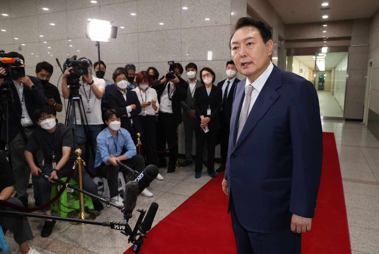 윤석열 대통령이 8일 오전 서울 용산 대통령실 청사로 출근하며 취재진의 질문에 답하고 있다. 연합뉴스