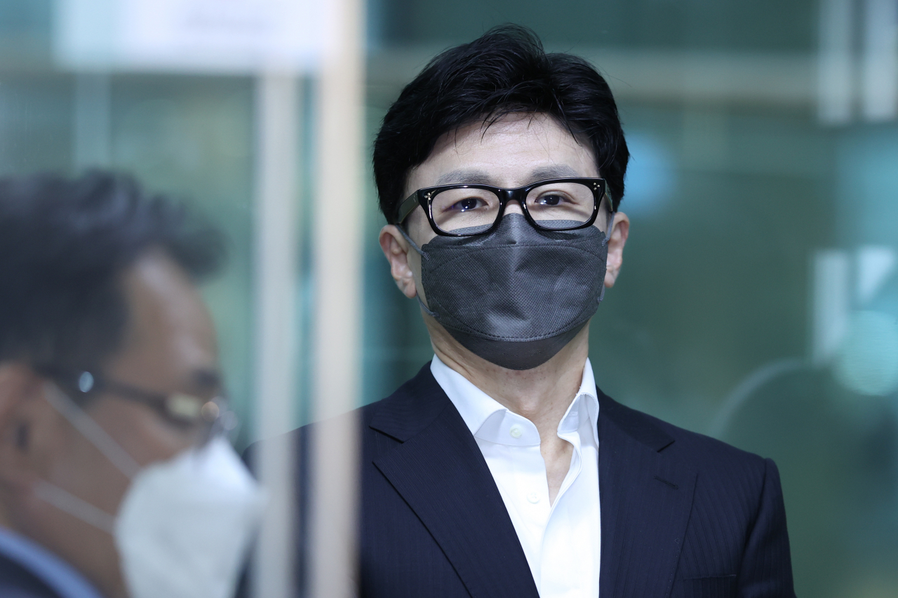 한동훈 법무부 장관이 지난 7일 오후 인천국제공항 제2터미널에서 지난달 29일 시작한 방미 일정을 마치고 귀국, 엘리베이터에 탑승하고 있다. [연합]