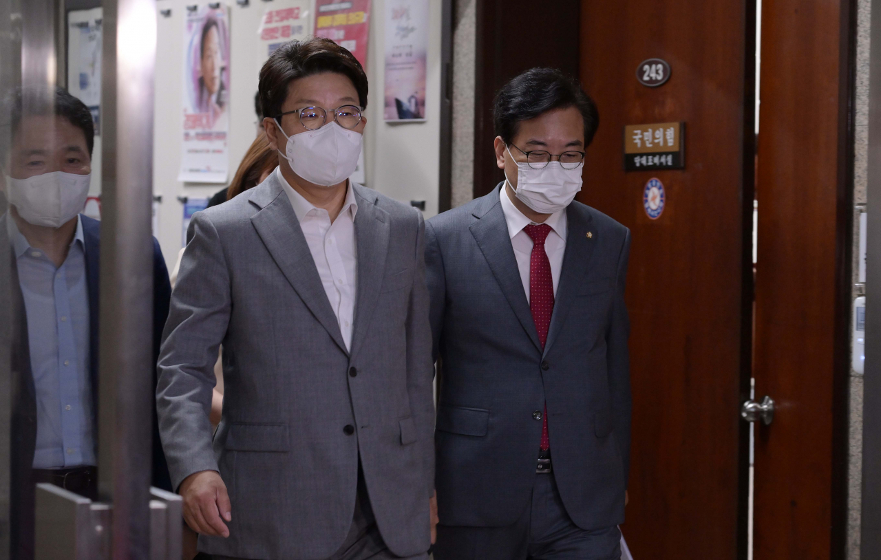 권성동 국민의힘 원내대표가 8일 오전 국회 당대표실 앞을 지나고 있다. 오른쪽은 송언석 원내수석부대표. [연합]