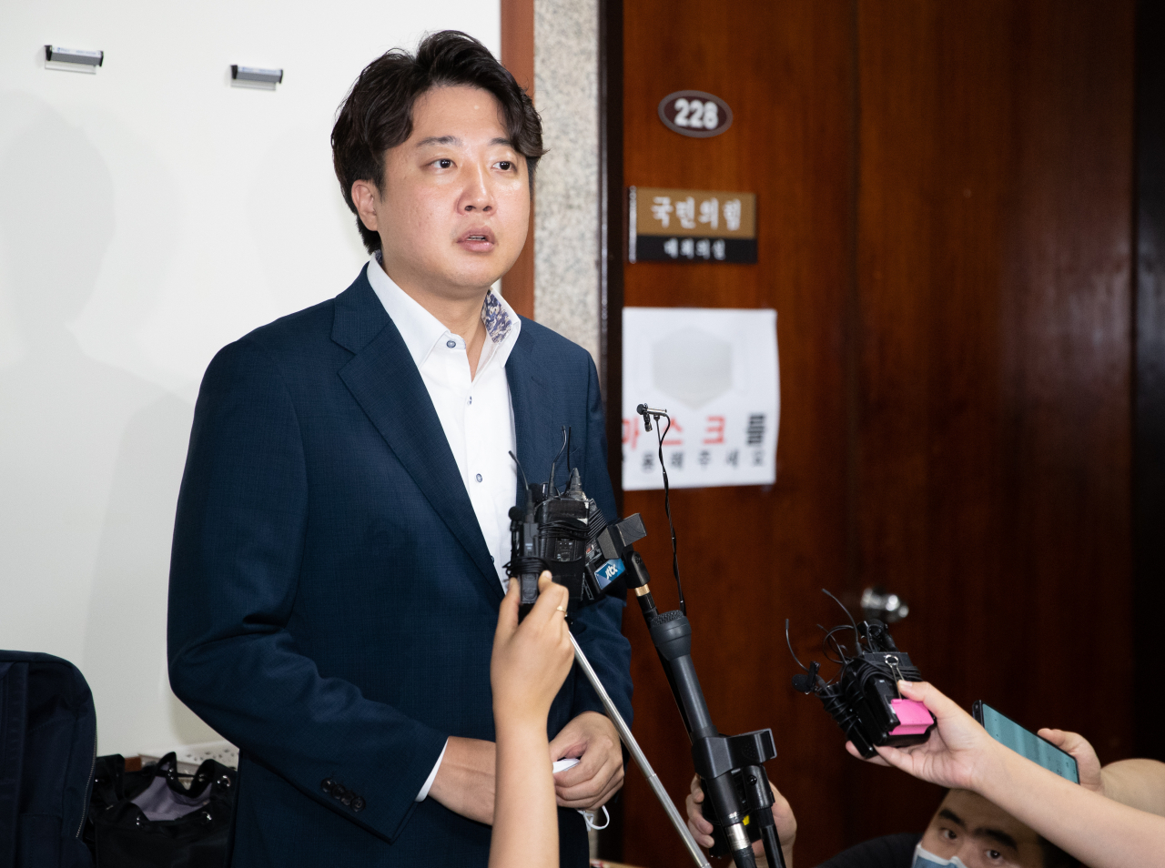 중앙윤리위원회에 출석해 '성 상납 증거인멸 교사' 의혹에 대해 소명한 국민의힘 이준석 대표가 8일 국회를 나서며 입장을 밝히고 있다. 연합뉴스