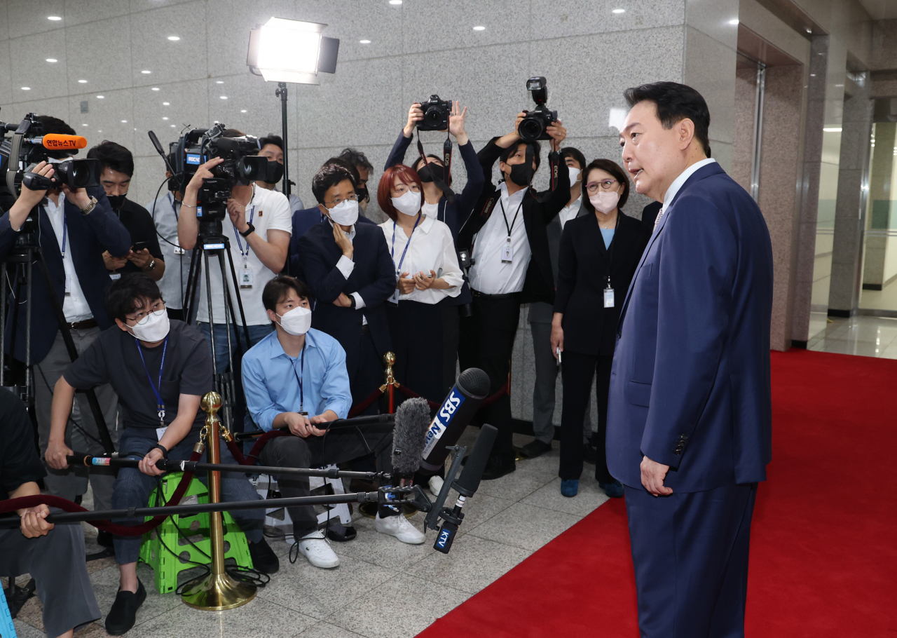 윤석열 대통령이 8일 오전 서울 용산 대통령실 청사로 출근하며 취재진의 질문에 답하고 있다. [연합]