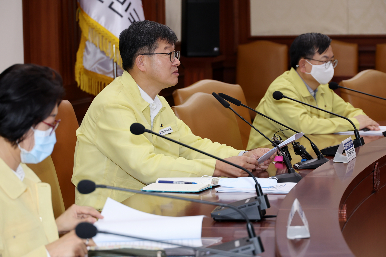이기일 중앙재난안전대책본부 1총괄조정관(보건복지부 2차관)이 8일 정부서울청사에서 열린 코로나19 대응 중앙재난안전대책본부 회의를 주재하고 있다. [연합]