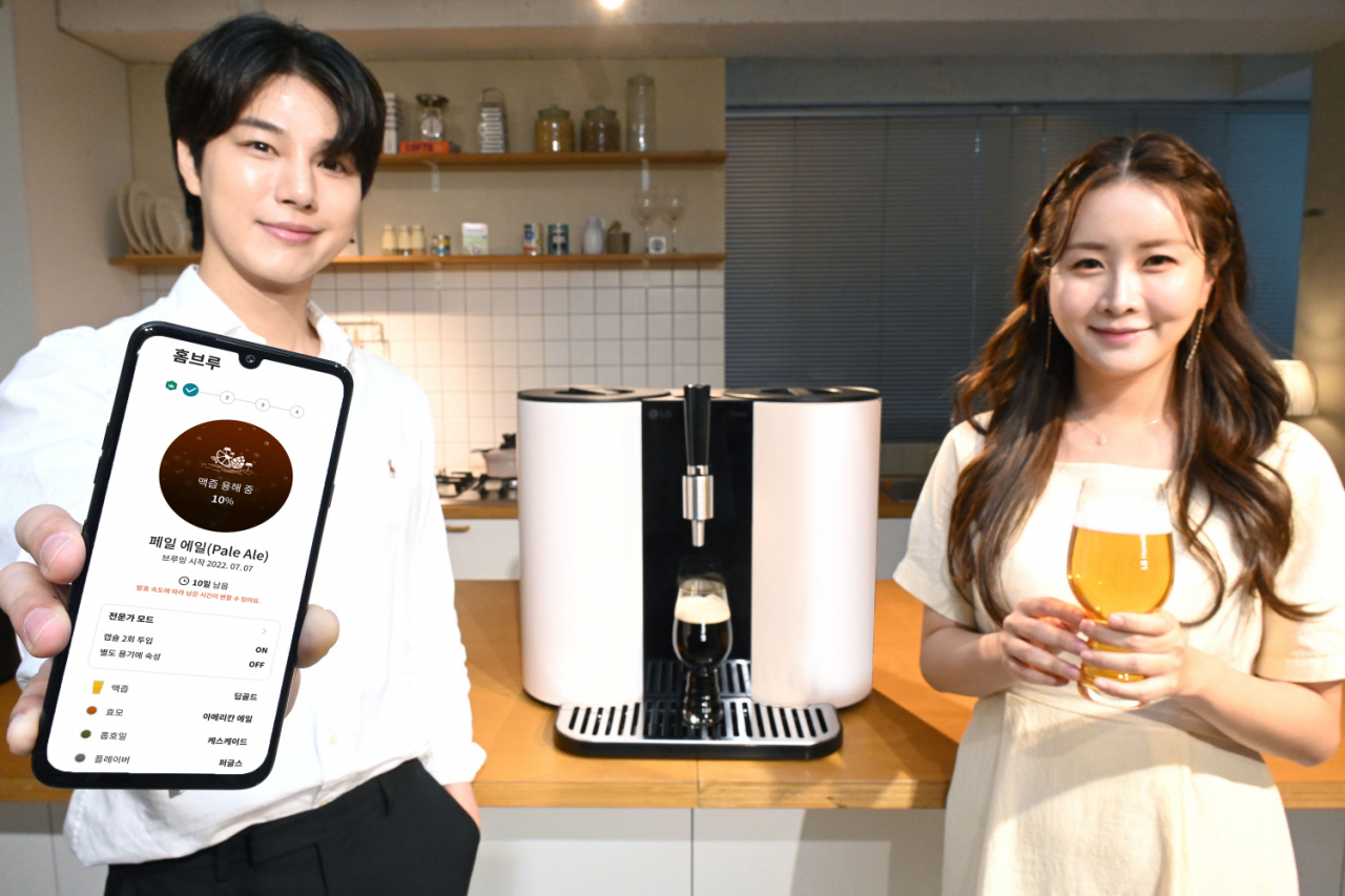 LG전자가 프리미엄 수제맥주제조기 ‘LG 홈브루’ 신제품을 8일 출시했다. [LG전자 제공]