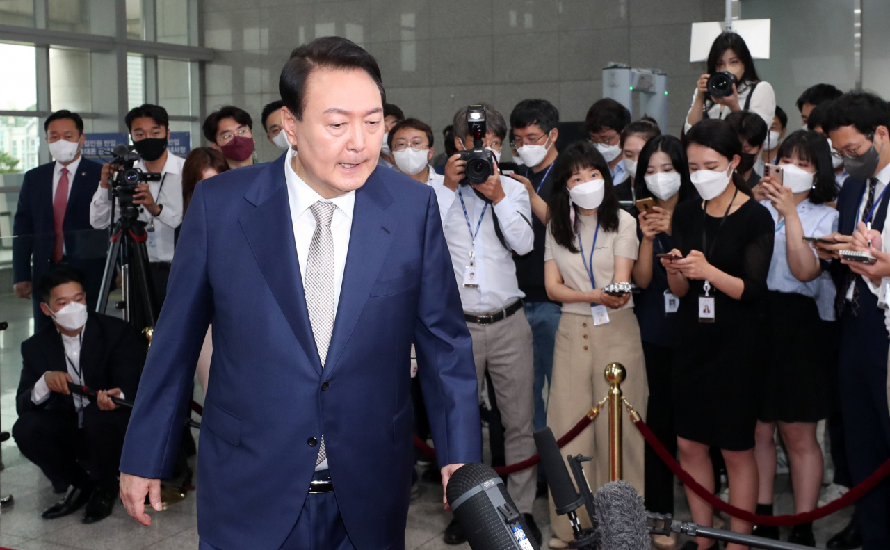 윤석열 대통령이 8일 오전 서울 용산 대통령실 청사로 출근하며 취재진의 질문에 답하고 있다. [연합]