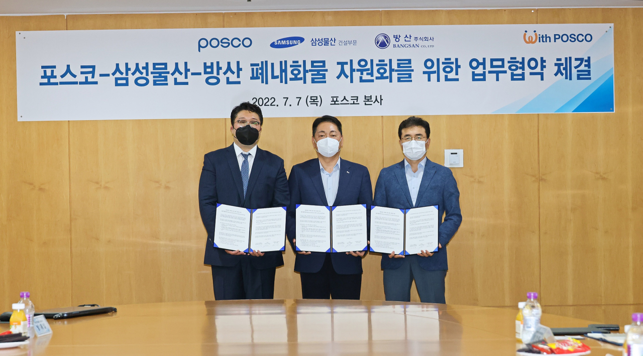 포스코는 7일 삼성물산, 방산과 업무협약식을 갖고 철강공정 부산물을 자원화를 위한 상호 협력체계 강화에 나섰다. 업무협약식에 참석한 관계자들이 기념사진을 촬영하고 있다. 방제일(왼쪽부터) 방산 주식회사 대표이사, 김상백 포스코 포항제철소 안전환경부소장, 이주용 삼성물산 건설부문 상무. [포스코 제공]