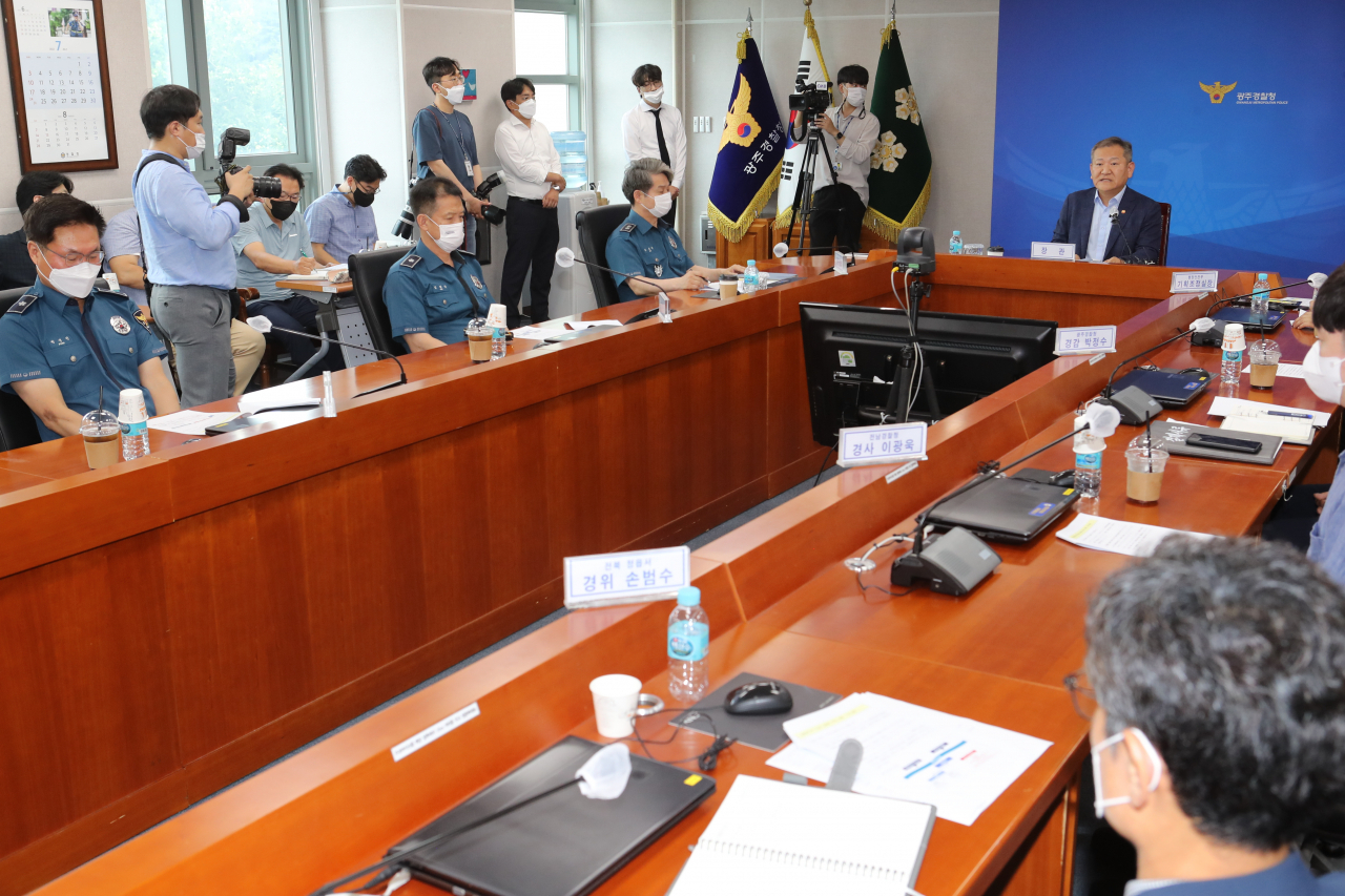 이상민 행정안전부 장관이 경찰제도 개선안에 대한 취지 설명과 현장 의견을 듣기 위해 이달 6일 오후 광주경찰청을 방문한 자리에서 모두발언을 하는 모습. [연합]