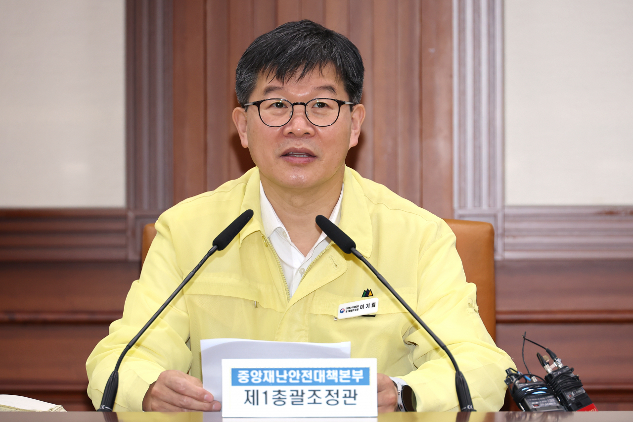 이기일 중앙재난안전대책본부 1총괄조정관(보건복지부 2차관)이 8일 정부서울청사에서 열린 코로나19 대응 중앙재난안전대책본부 회의를 주재하고 있다. [연합]
