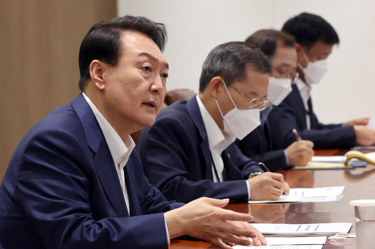 윤석열 대통령이 8일 오전 서울 용산 대통령실 청사에서 열린 제1차 비상경제민생회의를 주재하고 있다. [연합]