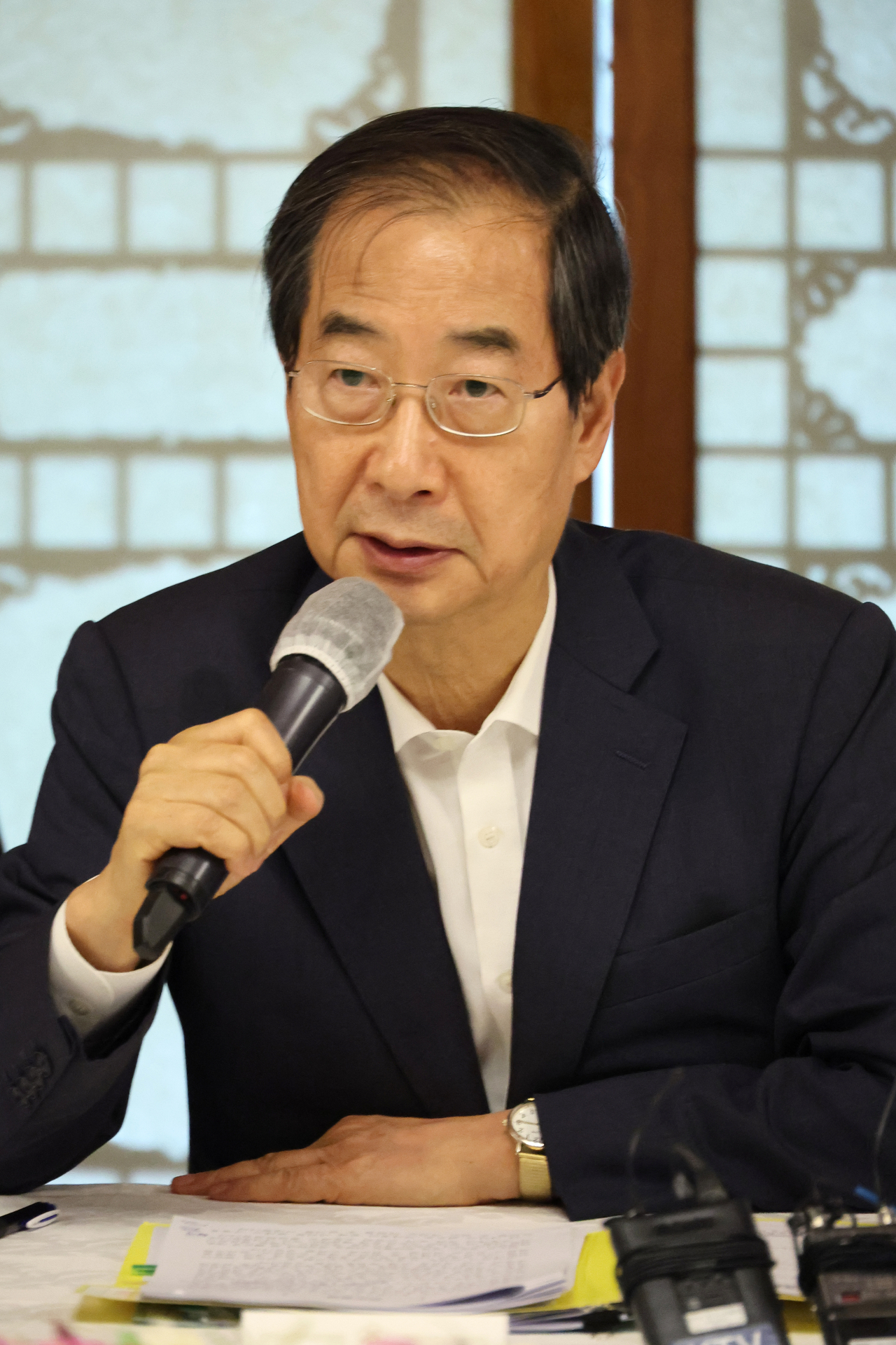 Prime Minister Han Duck-soo speaks at the prime minister's official residence in Seoul on Wednesday, during the first meeting of senior ruling party and government officials since the inauguration of the Yoon Suk-yeol government. (Yonhap)