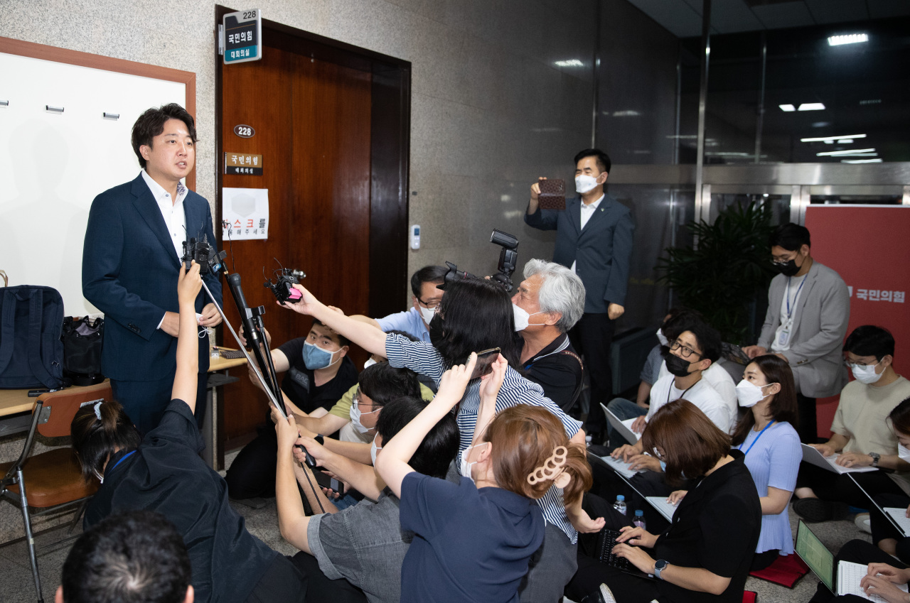 People Power Party Chairman Lee Jun-seok speaks to reporters Thursday night after joining the party's ethics panel's meeting on possibly penalizing him in regards to sexual bribery allegations. (Joint Press Corps)