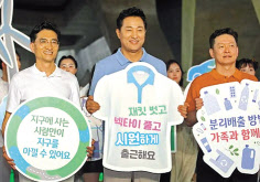 친환경 패션쇼에서 모델로 나선 진재승(왼쪽부터) 유한킴벌리 대표와 오세훈 서울시장, 김용태 효성티앤씨 본부장. [유한킴벌리 제공]