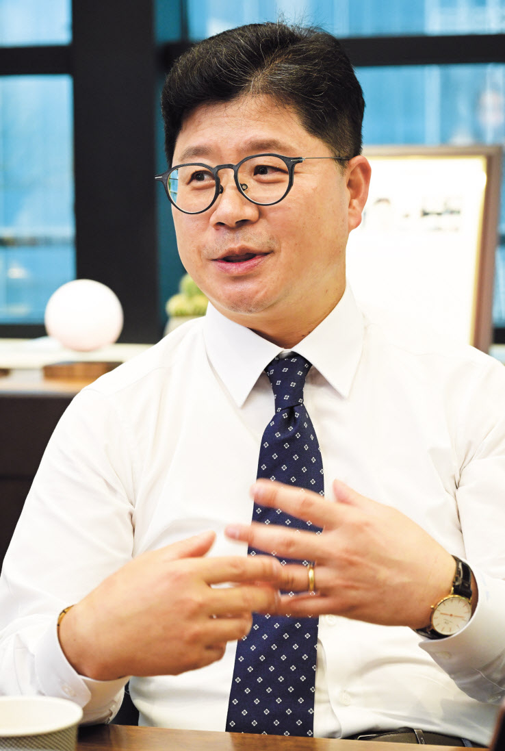 지용구 더존비즈온 대표가 지난달 30일 오후 서울 중구 더존을지타워에서 본지와 인터뷰를 가지고 있다. 박해묵 기자