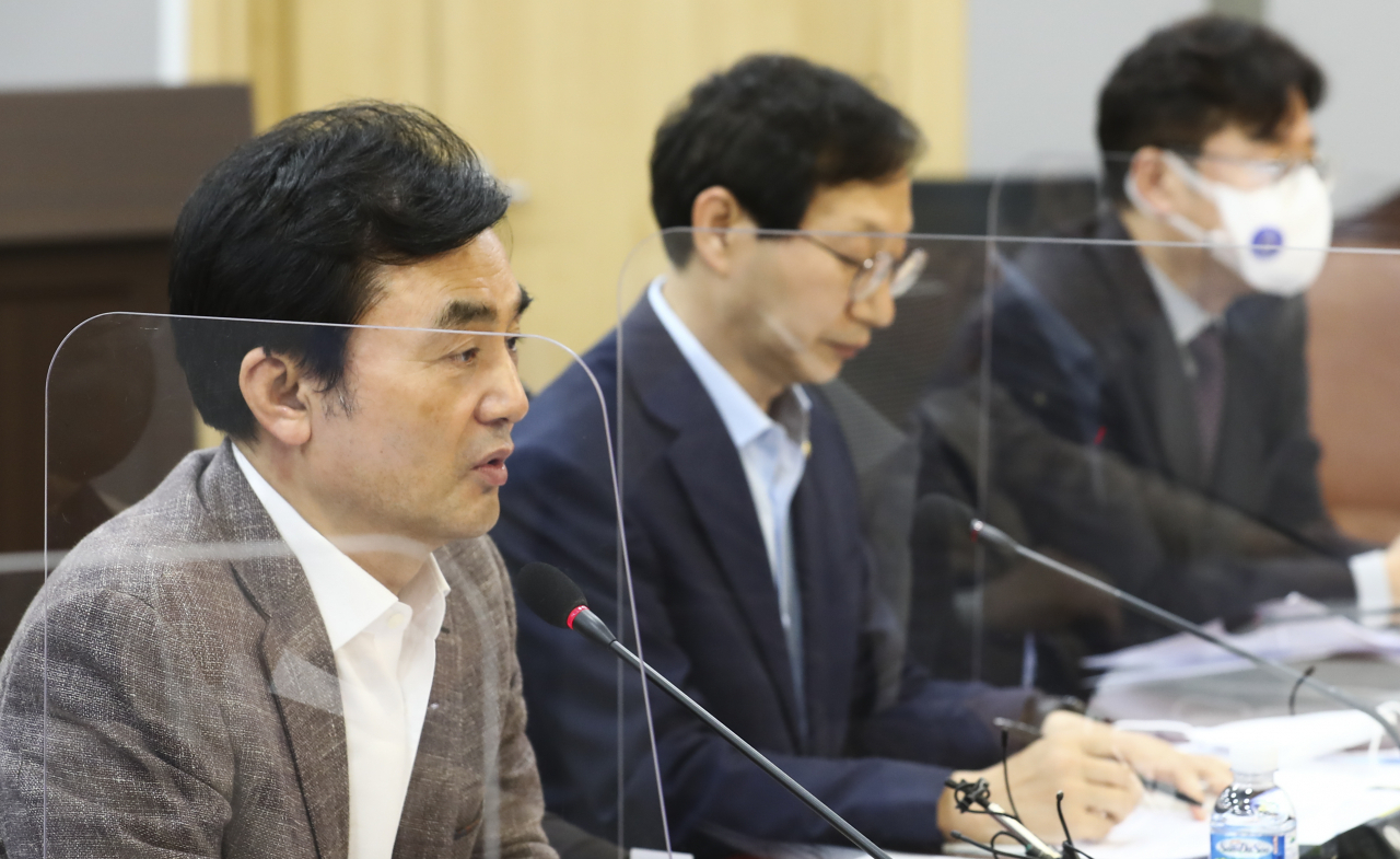 6일 오후 국회 의원회관에서 열린 더불어민주당 전당대회 준비위원회 1차 강령분과 토론회에서 안규백 전준위원장이 발언하고 있다. [연합]