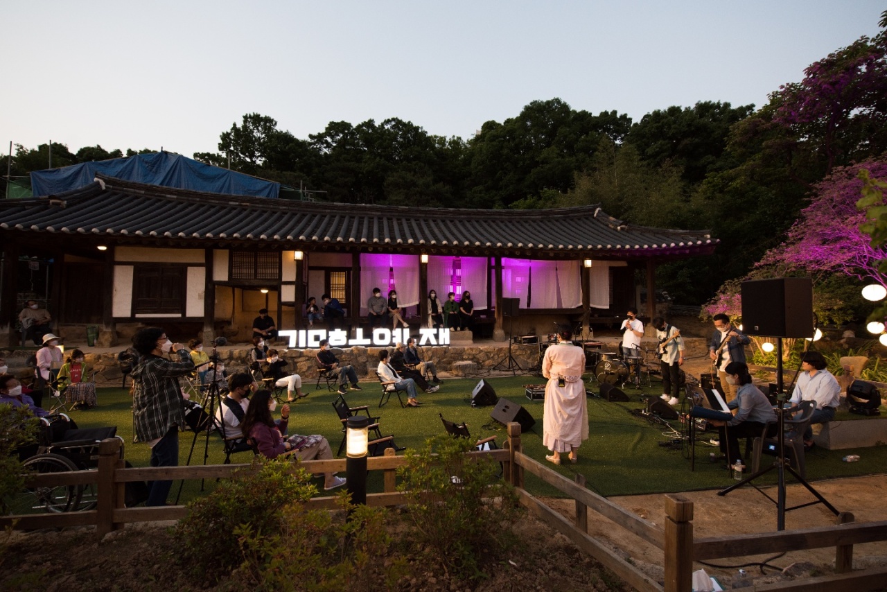 A cultural event is held at Hoyeonjae Historic House, National Folklore Cultural Asset No. 290, in Daejeon. (Daedeok Culture Center)