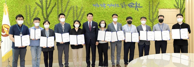 순천시 '나도 강사'에 위촉된 공무원 11명이 노관규 시장(가운데)과 기념촬영 하고 있다.