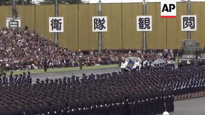 아베 신조(安倍晋三·67) 전 일본 총리가 재임 당시 일본 자위대를 사열하고 있는 모습. [유튜브 'AP Archive' 채널 캡처]