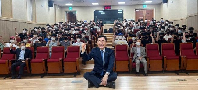 소병철 국회의원이 8일 순천 폴리텍대학을 찾아 특강을 한 뒤 기념촬영하고 있다. [순천폴리텍대학 제공]