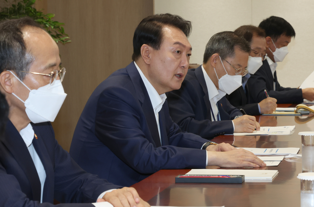 윤석열 대통령이 8일 오전 서울 용산 대통령실 청사에서 열린 제1차 비상경제민생회의를 주재하고 있다. [연합]
