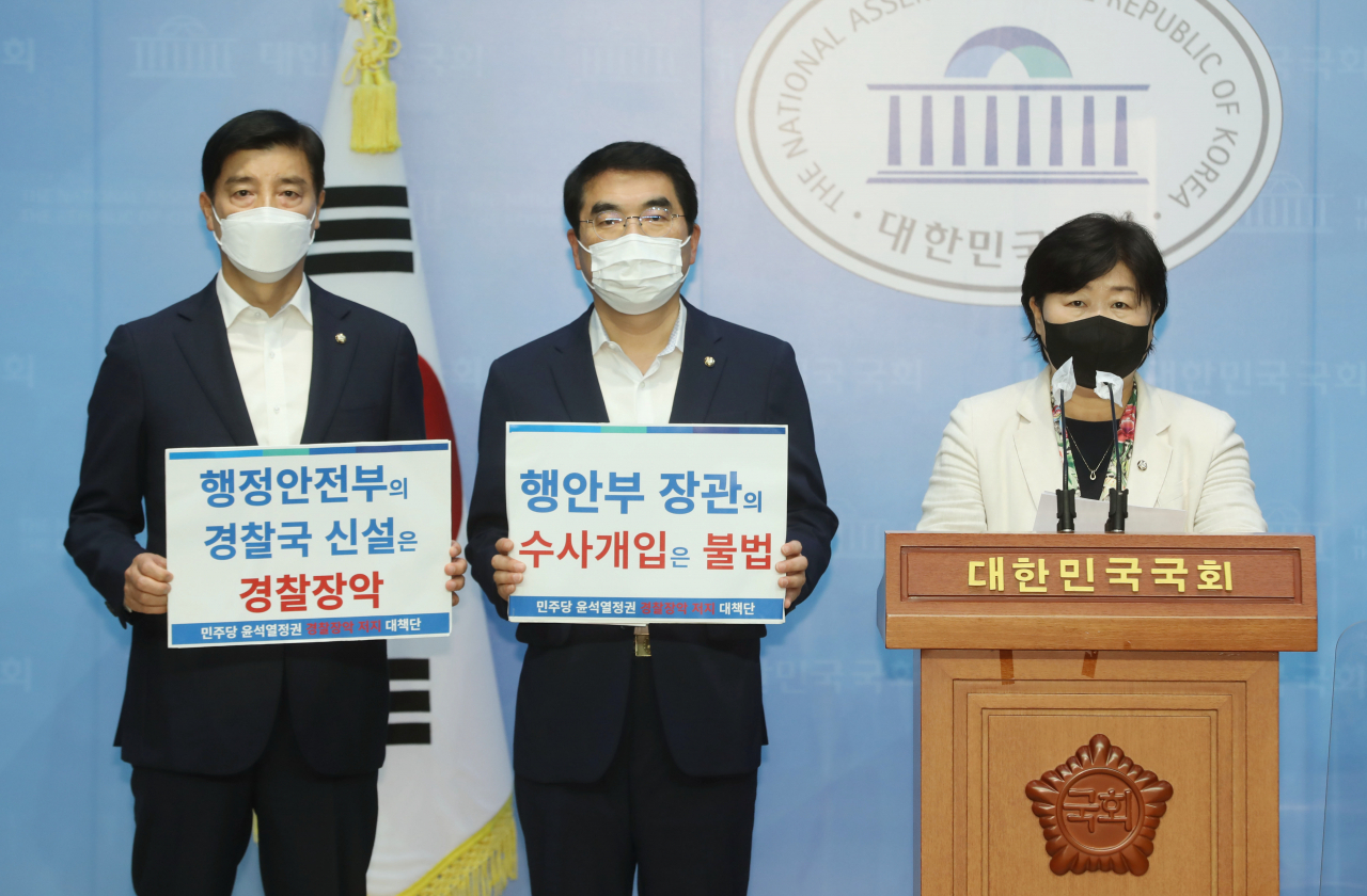 서영교 더불어민주당 국회의원(오른쪽)은 8일 국회 소통관에서 기자회견을 열고 이상민 행정안전부 장관의 ‘수사개입’ 발언에 대해 “장관의 수사개입은 불법”이라고 비판했다. [사진=서영교 의원실]