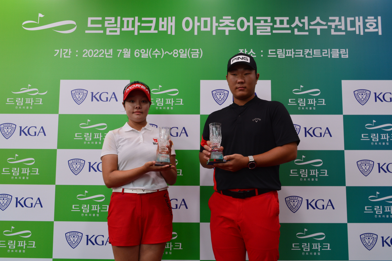 우승을 차지한 임지유(왼쪽)와 문동현./KGA 제공