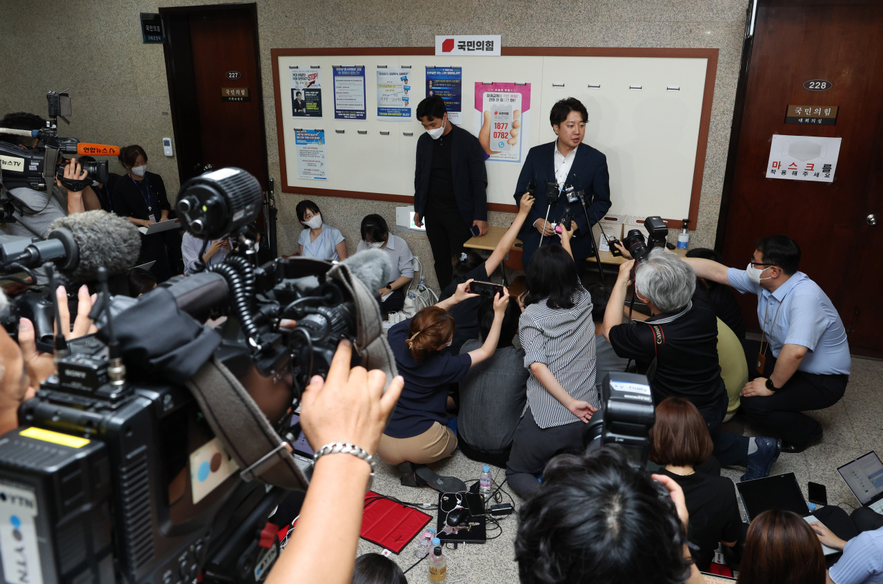 Lee Jun-seok, leader of the ruling People Power Party, speaks to reporters at the National Assembly in Seoul on July 7, 2022, after attending a meeting of the party‘s ethics panel to discuss his fate over allegations of sexual bribery and a subsequent cover-up. (Joint Press Corps)