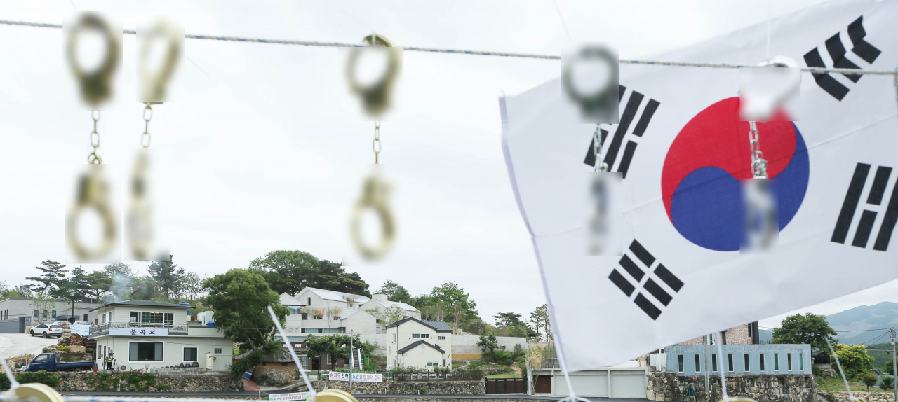 6월 7일 경남 양산시 하북면 평산마을 문재인 전 대통령 사저 앞 집회 현장에 모형 수갑이 걸려 있다. [연합]