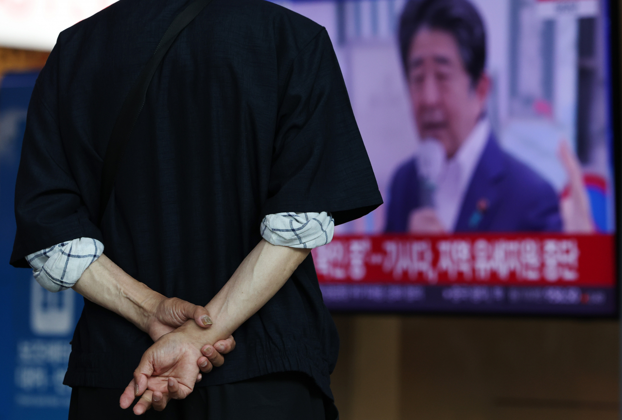 8일 오후 서울역 대합실에서 한 시민 아베 전 일본 총리 피격 소식을 접하고 있다. [연합]