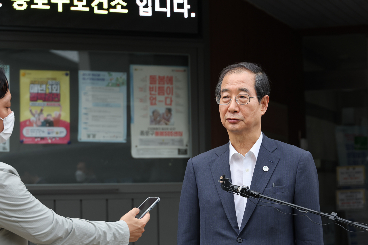 한덕수 국무총리가 8일 오후 서울 종로구보건소에서 코로나19 4차 예방접종을 마치고 취재진에게 소감을 말하고 있다. [연합]