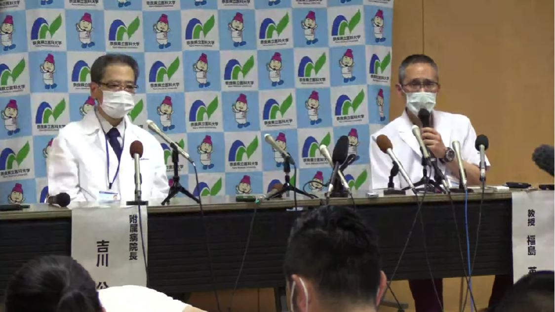 아베 전 총리 치료를 담당한 나라현립의과대학부속병원 의료진이 8일 오후 기자회견을 통해 "아베 전 총리의 상처는 심장까지 도달하는 깊이였다"고 밝히고 있다. [아사히 유튜브채널 캡처]