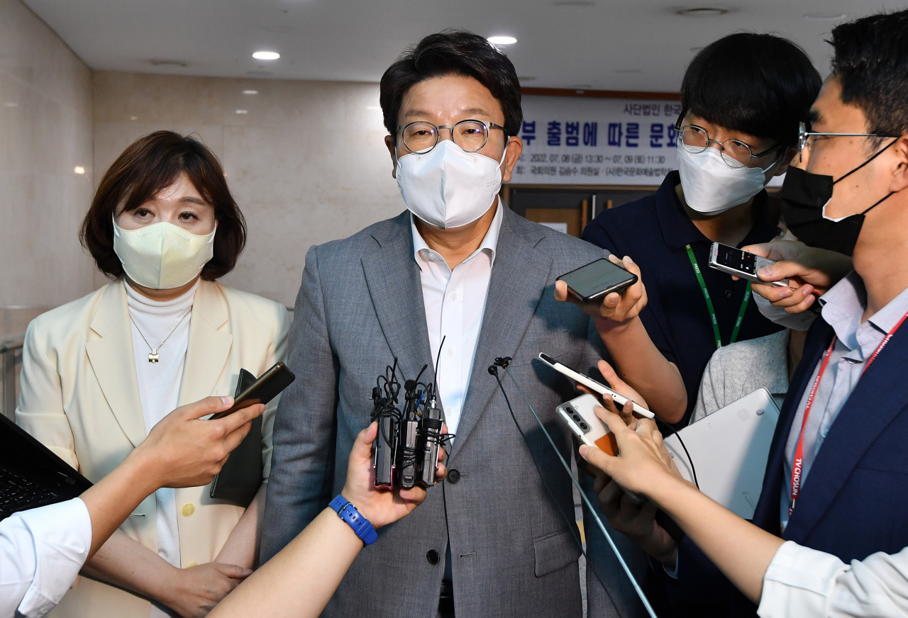 권성동 국민의힘 원내대표가 지난 8일 오후 서울 여의도 국회 의원회관에서 김승수 의원 주최로 열린 한국문화예술법학회 하계학술대회 '신정부 출범에 따른 문화예술법 정책에 대한 과제와 전망' 참석을 마치고 취재진의 질문을 받고 있다. [연합]
