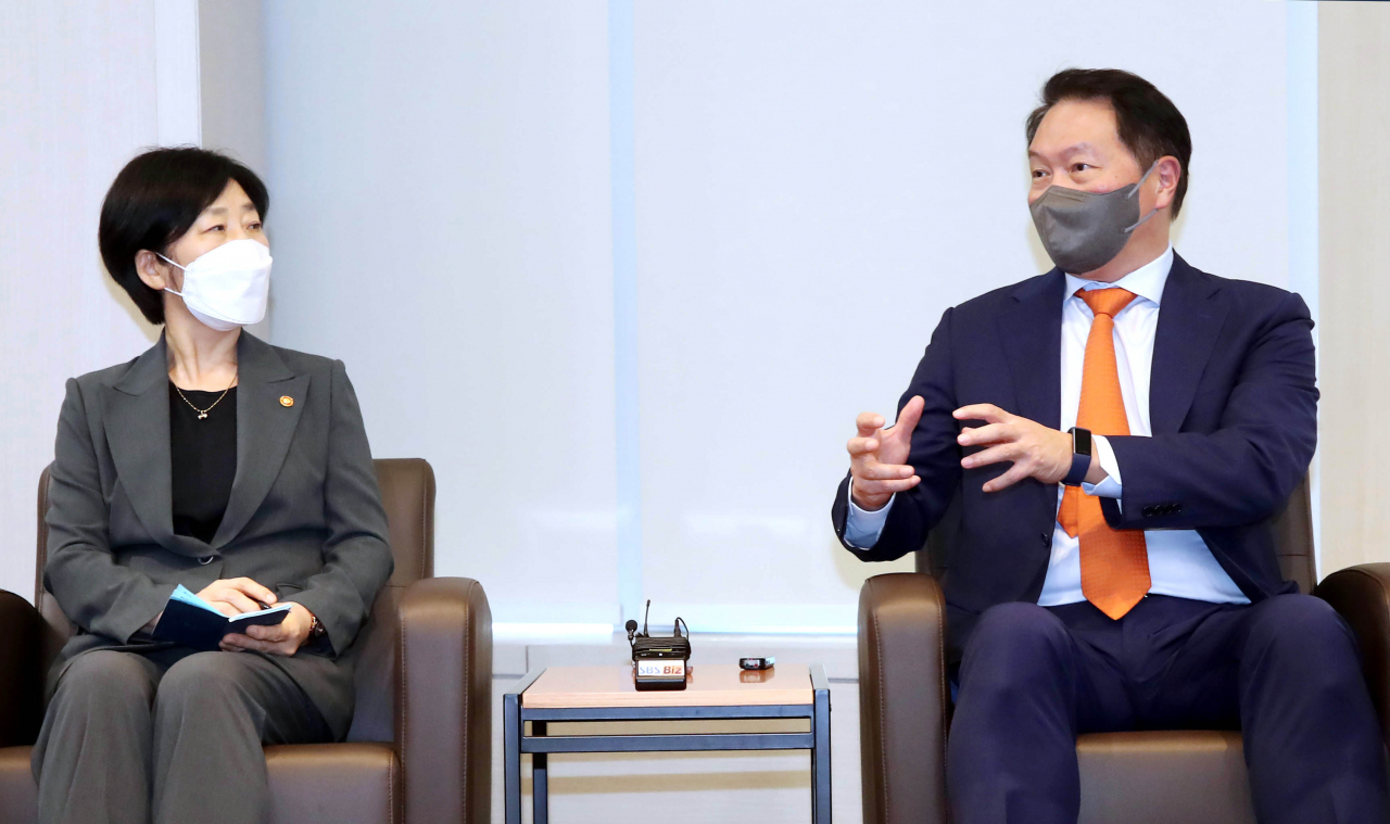 최태원(오른쪽) 대한상의 회장이 한화진 환경부 장관과 면담하는 모습 [대한상의 제공]