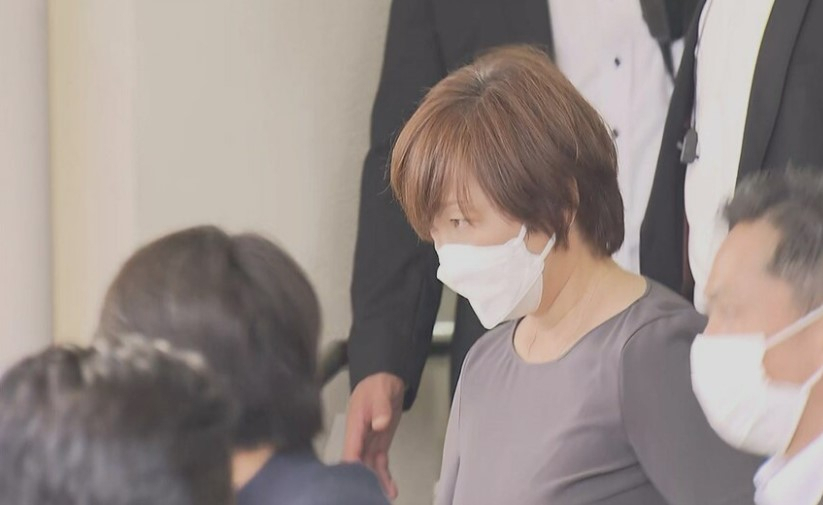8일 아베 전 총리가 치료 중인 나라현립의대부속병원으로 들어가고 있는 아키에 여사. [NHK방송 캡처]