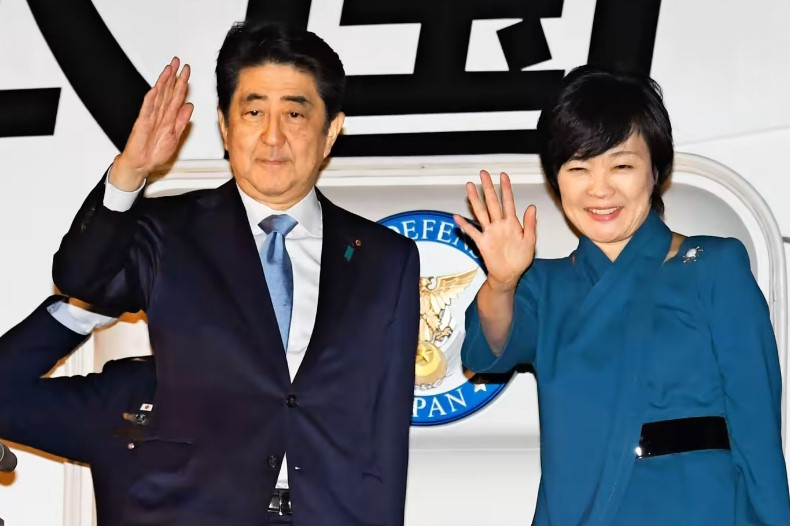 아베 전 총리와 아키에 여사 [닛케이]